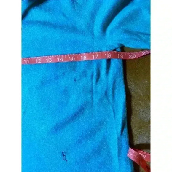 J Crew Italian cashmere sweater size XS flaws shown in pictures has a few hole - Picture 5 of 10